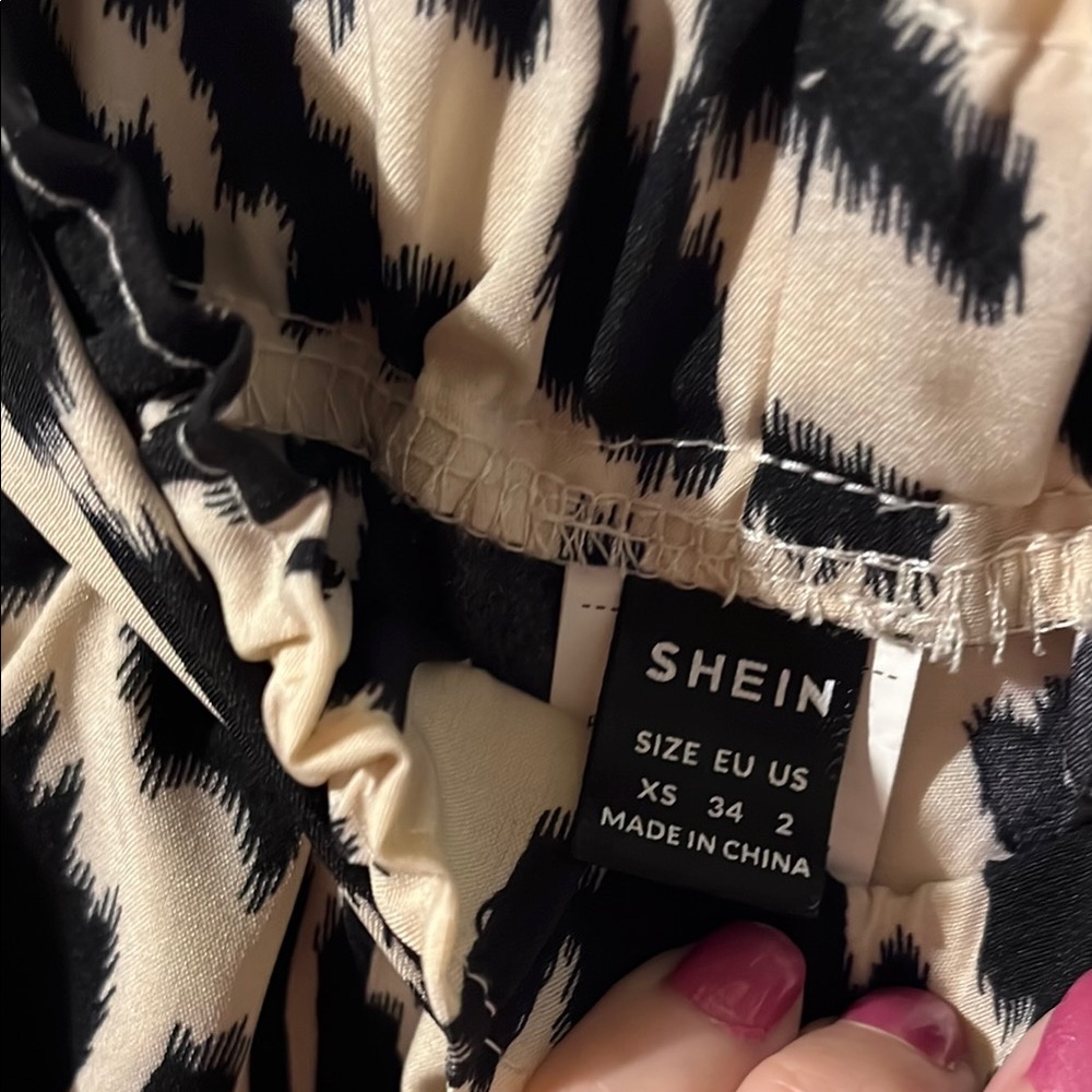 Stylish Black and White Women's Shorts from SHEIN EUC - Picture 3 of 4